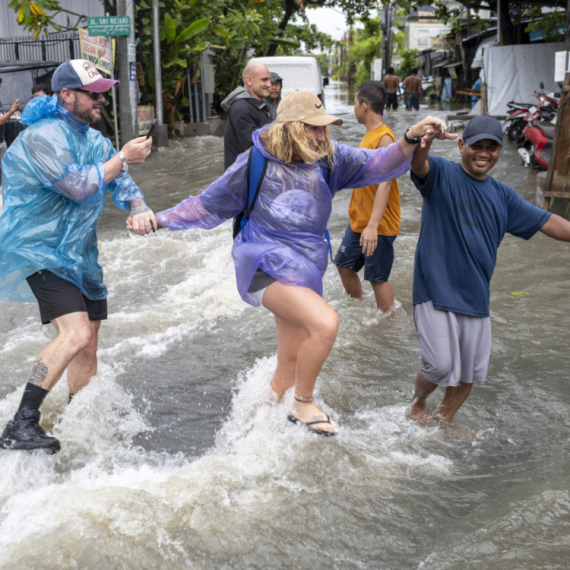 Nestvarni prizori iz svetskog turističkog bisera: Pitoni plivaju poplavljenim ulicama VIDEO