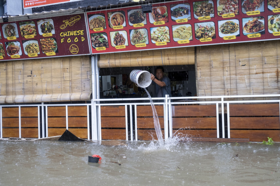 Nestvarni prizori iz svetskog turističkog bisera: Pitoni plivaju poplavljenim ulicama FOTO/VIDEO