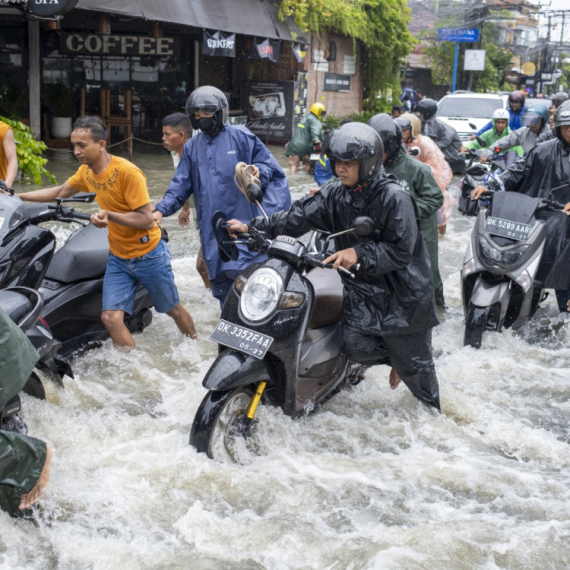 Nestvarni prizori iz svetskog turističkog bisera: Pitoni plivaju poplavljenim ulicama VIDEO
