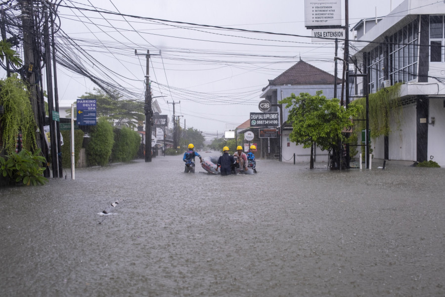 Nestvarni prizori iz svetskog turističkog bisera: Pitoni plivaju poplavljenim ulicama FOTO/VIDEO