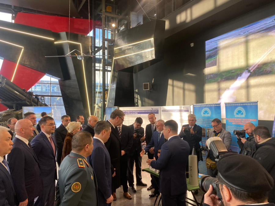 Vučić obišao vojnu izložbu kazahstanske kompanije: Razgovarali o modernizaciji odbrambenih kapaciteta Srbije