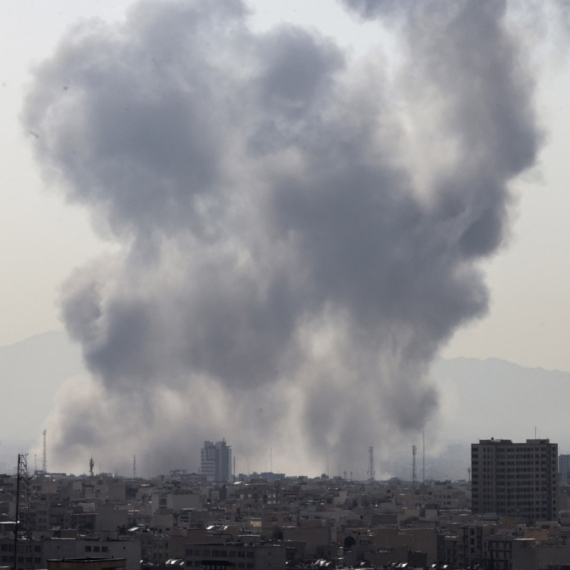 Izrael i SAD napali Iran: Operacija planirana mesecima; Gađana kancelarija Hamneija VIDEO