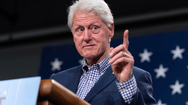 "Razgovaramo sa pogrešnim predsednikom": Klintonovo svedočenje "trese" Ameriku FOTO/VIDEO