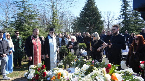 Obeležen pomen Saši Popoviću: Godinu dana bez estradnog maga FOTO/VIDEO