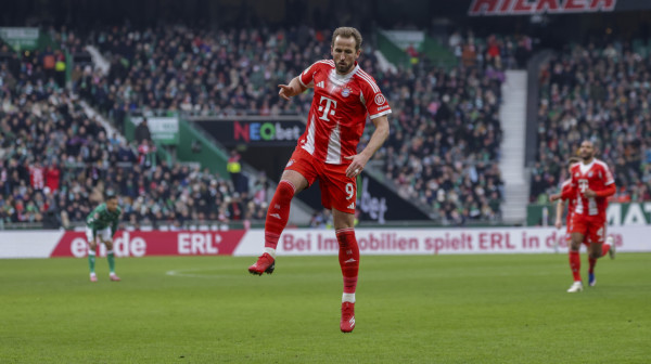 Kejn ispisao istoriju na "Der Klasikeru" i stavio jednu ruku na trofej VIDEO