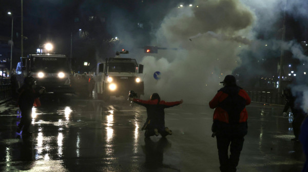 Edi Rama na udaru; Gori Tirana – demonstranti zapalili vilu Envera Hodže FOTO/VIDEO