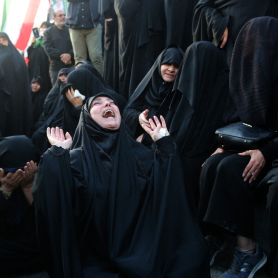 Trenutak kada je Iran objavio da je Hamnei mrtav: Voditelj plakao; Urlici odzvanjali ulicama FOTO/VIDEO