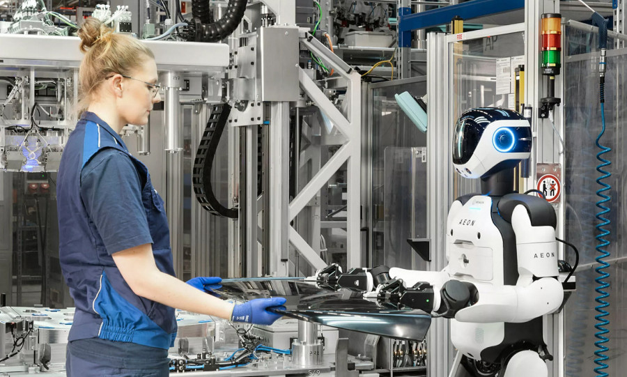 BMW uvodi humanoidne robote: Rade bez pauze i pomažu u izradi automobila VIDEO