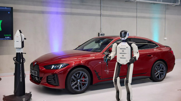 BMW uvodi humanoidne robote: Rade bez pauze i pomažu u izradi automobila VIDEO