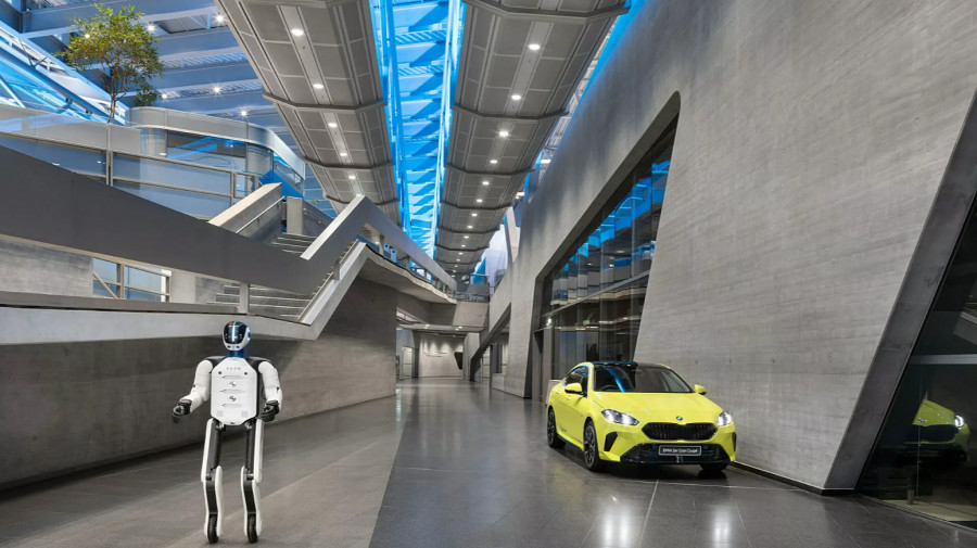 BMW uvodi humanoidne robote: Rade bez pauze i pomažu u izradi automobila VIDEO