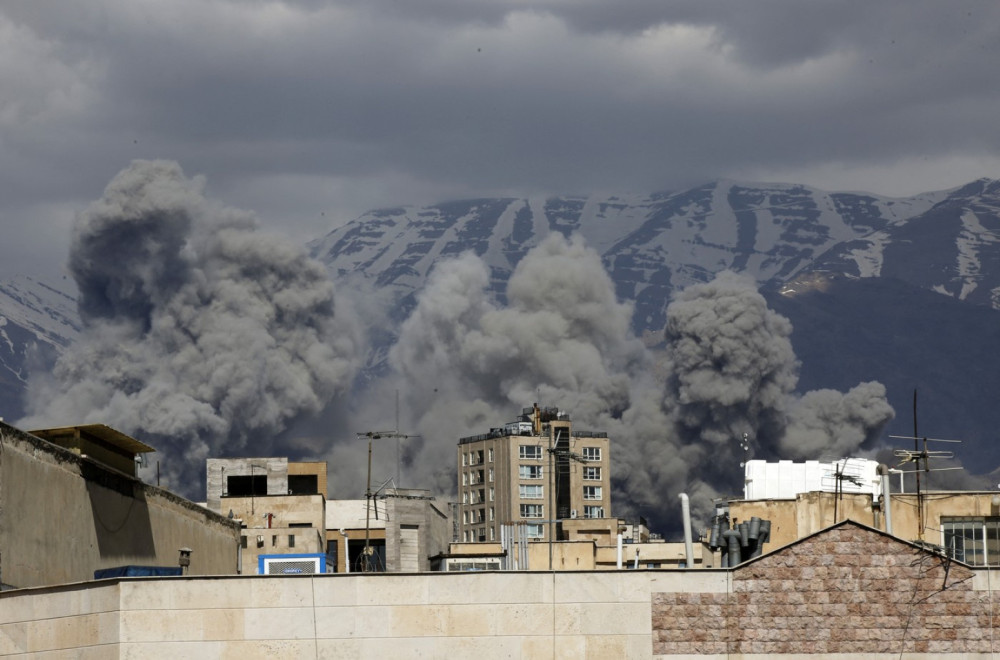 Oštećena ambasada Srbije u Teheranu VIDEO