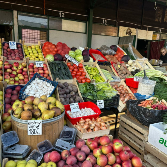 Pasulj 400, zelena salata 50 dinara: Stiže proleće na tezge čačanske pijace