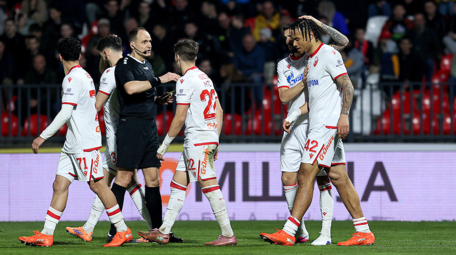 Enem dao gol, propustio zicer, pa se povredio VIDEO