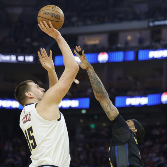 Jokić se poigrava sa Goberom – Srbin dominira od starta meča