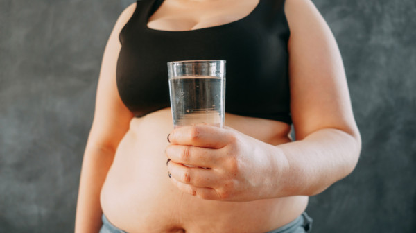 Da li pijenje tople vode zaista doprinosi mršavljenju? "Ne postoji ništa čarobno"