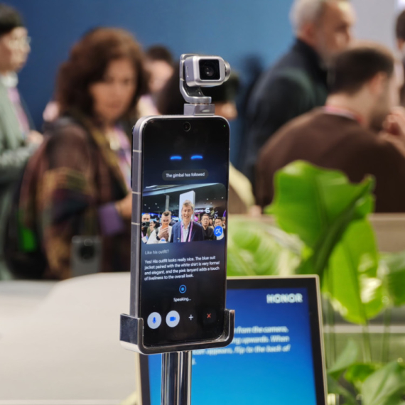 Robot telefon? Može! FOTO