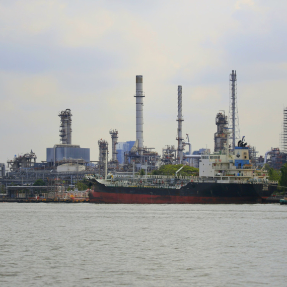 Strah raste: Petina svetske nafte u klopci ukoliko Iran zatvori Ormuski moreuz