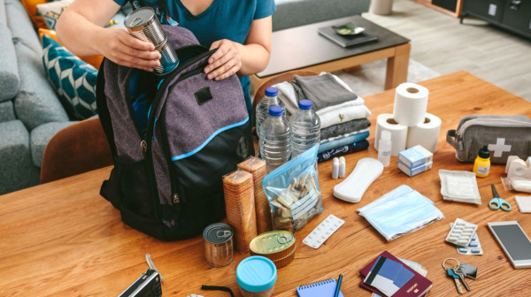 Šta sve treba da sadrži "komplet za 72 sata"? Svet u strahu od globalnog rata FOTO