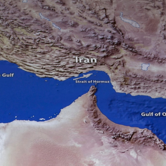 "Ormuski moreuz je nebezbedan zbog 'požara koji su zapalili SAD i Izrael'"