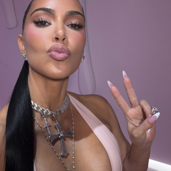 Kriju se, ali bezuspešno: Kim Kardašijan i Luis Hamilton zagrljeni usred pustinje VIDEO