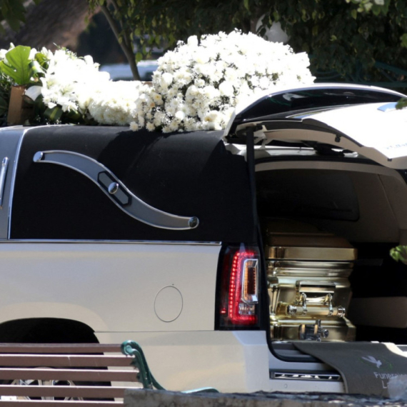 El Menčo sahranjen u zlatnom kovčegu: Na grob položen buket u obliku petla FOTO/VIDEO