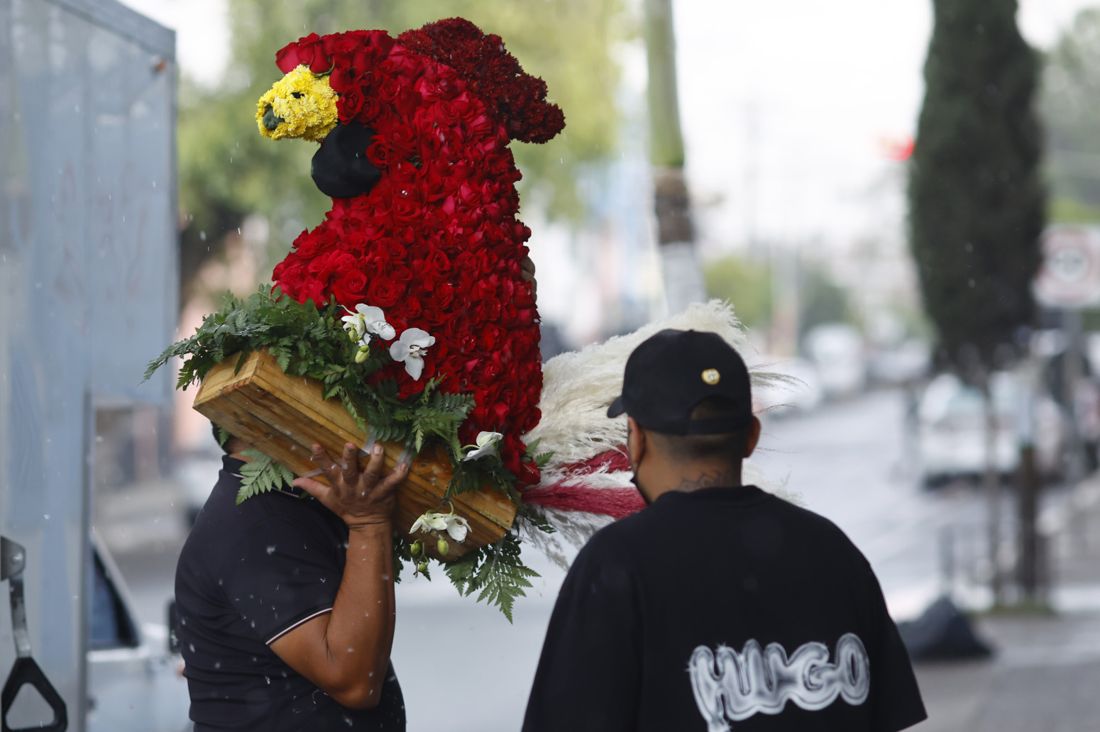 El Menčo sahranjen u zlatnom kovčegu: Na grob položen buket u obliku petla FOTO/VIDEO - B92