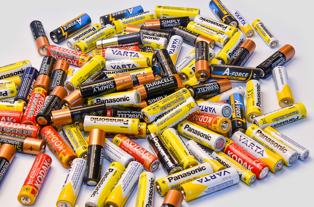 Bizaran eksperiment: Napajao računar sa 56 AA baterija, a ovo je rezultat VIDEO