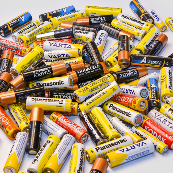 Bizaran eksperiment: Napajao računar sa 56 AA baterija, a ovo je rezultat VIDEO