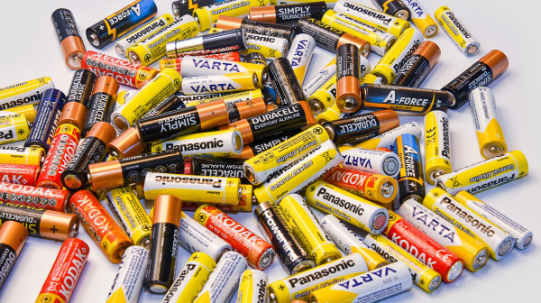 Bizaran eksperiment: Napajao računar sa 56 AA baterija, a ovo je rezultat VIDEO