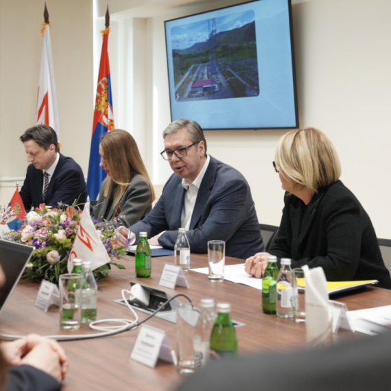 Vučić obišao rekonstruisani dispečerski centar: Na sastanku sa rukovodstvom EMS-a FOTO