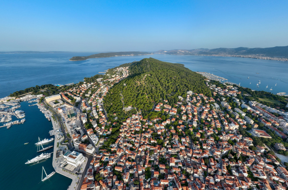 Skočio sa najvećeg nebodera u gradu pa sleteo na automobil VIDEO