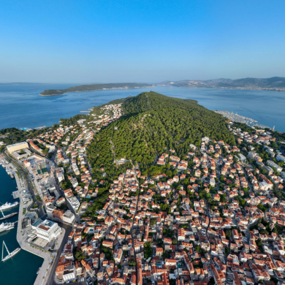 Skočio sa najvećeg nebodera u gradu pa "sleteo" na automobil VIDEO