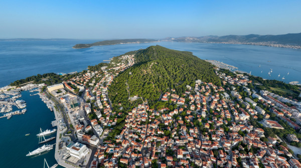 Skočio sa najvećeg nebodera u gradu pa "sleteo" na automobil VIDEO