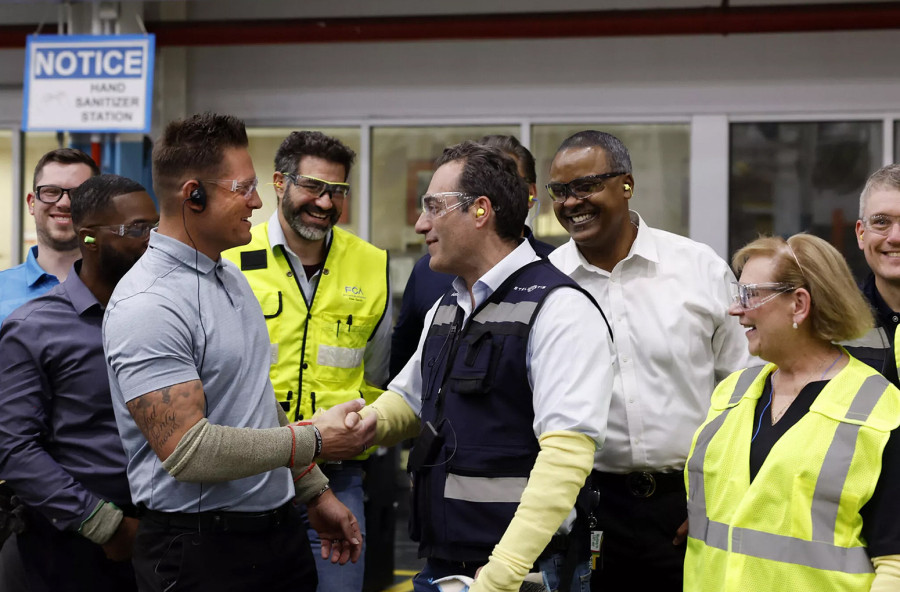 Direktor Stellantisa za godinu dana zaradio koliko prosečan radnik za 82 godine