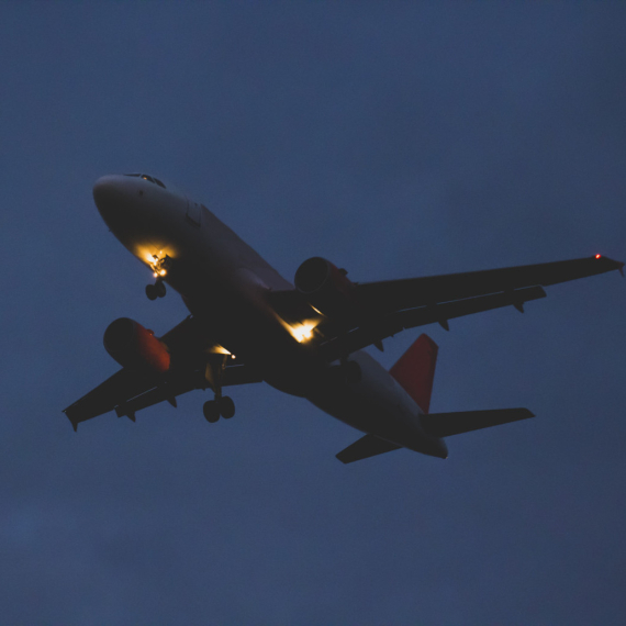 Avion sa srpskim državljanima evakuisanim iz Izraela sleteo u Beograd