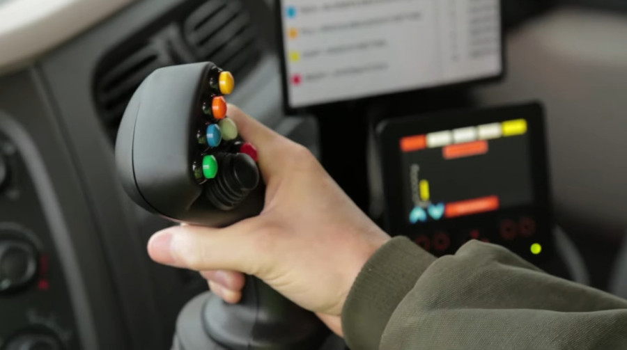 Kamion koji popravlja rupe na putu: Ima jednog šofera, sve spremno posle 2 minuta! FOTO