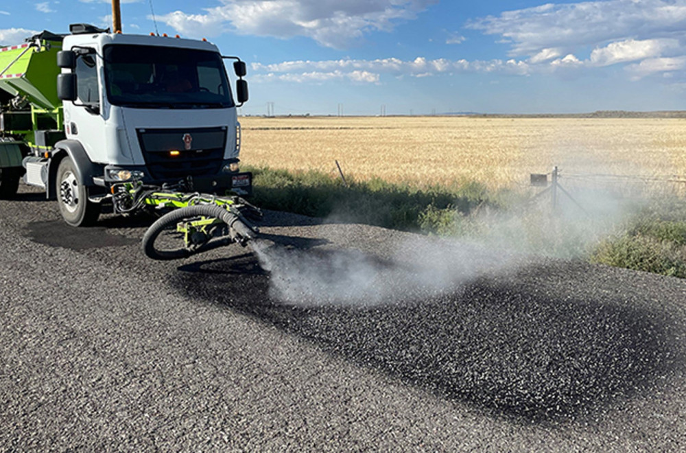 Kamion koji popravlja rupe na putu: Ima jednog šofera, sve spremno posle 2 minuta! FOTO