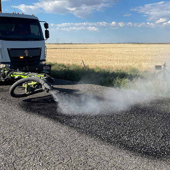 Kamion koji popravlja rupe na putu: Ima jednog šofera, sve spremno posle 2 minuta! FOTO
