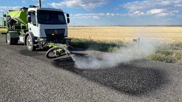 Kamion koji popravlja rupe na putu: Ima jednog šofera, sve spremno posle 2 minuta! FOTO