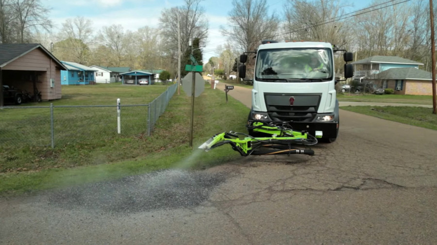 Kamion koji popravlja rupe na putu: Ima jednog šofera, sve spremno posle 2 minuta! FOTO