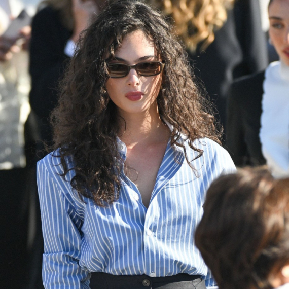 Prava mamina lepotica: Prelepa ćerka Monike Beluči blista u šik kombinaciji FOTO