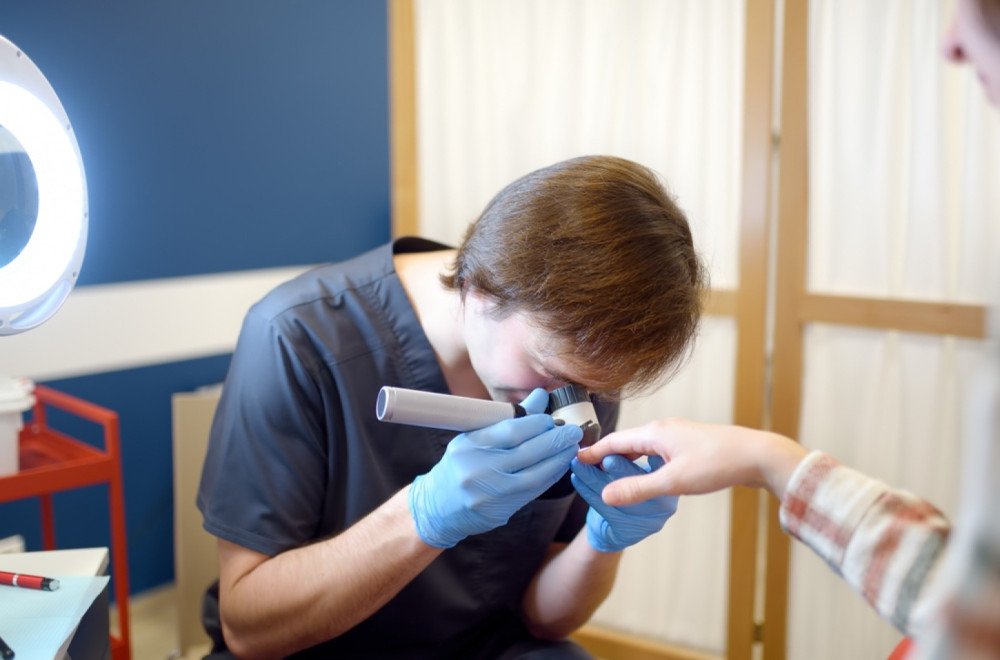 Hirurg upozorio: Ako imate ovu liniju na noktu, reč je o opasnoj bolesti VIDEO