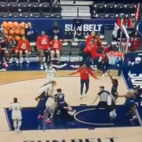 Neverovatna tuča košarkašica – sudija nokautiran, osam devojaka isključeno VIDEO