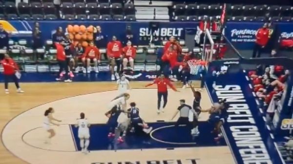 Neverovatna tuča košarkašica – sudija nokautiran, osam devojaka isključeno VIDEO