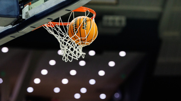 Neverovatna tuča košarkašica – sudija nokautiran, osam devojaka isključeno VIDEO