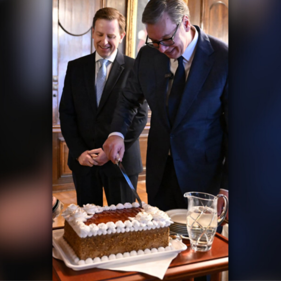 Rođendansko iznenađenje za Vučića: "Nema torte kao što je Doboš-torta"; "Hvala slovačkom ambasadoru" VIDEO