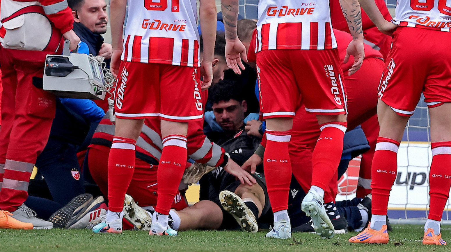 Užasne scene u Pazaru – Mateus dobio udarac u glavu, odmah zamenjen! FOTO