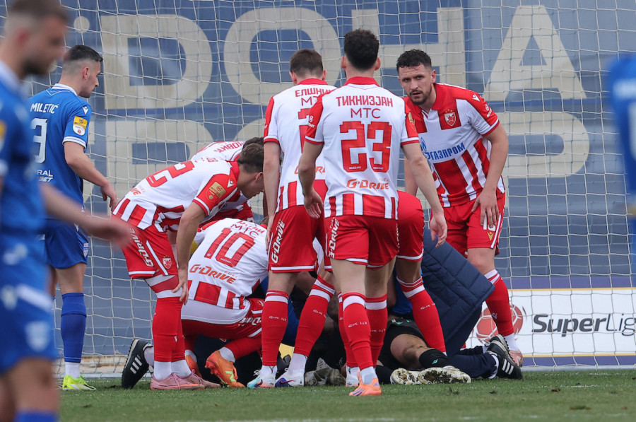 Užasne scene u Pazaru – Mateus dobio udarac u glavu, odmah zamenjen! FOTO