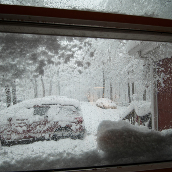 Tri godine nije zatvorio prozor u najhladnijem gradu: Snimak iz stana je hit na mrežama VIDEO