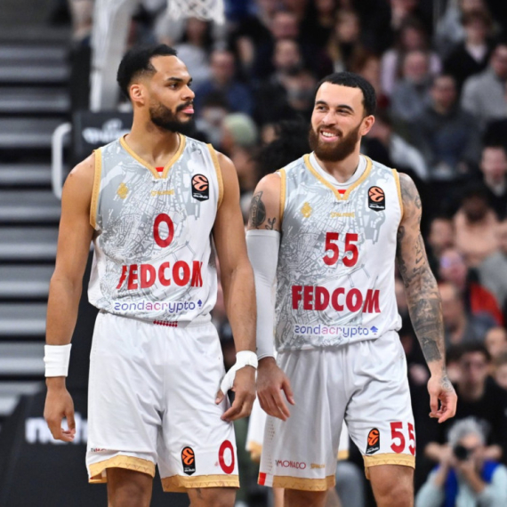 Haos u Monaku – Majkl Džejms nasrnuo na saigrača! VIDEO